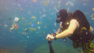 Чем человек наполняет океан - смотреть видео (2:34)