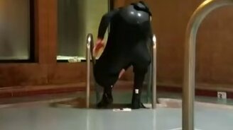 Насколько герметичен водолазный костюм - смотреть видео (1:00)