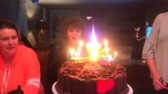 Запоминающиеся свечи на торте - смотреть видео (0:12)