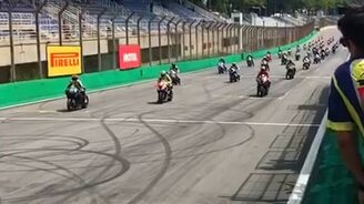 Ловко ушёл от мотоцикла - смотреть видео (0:19)