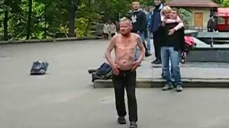 Харьковский бомж танцует - смотреть видео (1:10)