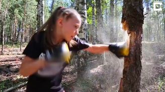 Маленькая боксёрша против дерева - смотреть видео (1:02)