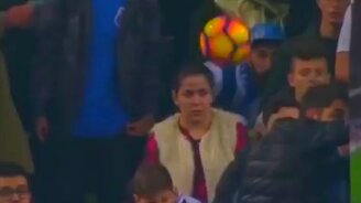 Смешной удар в голову - смотреть видео (0:15)