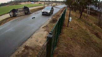 Эпичный переворот на дороге - смотреть видео (0:26)