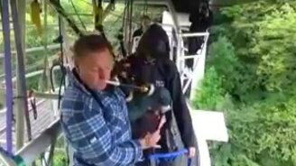 Прыжок с моста с волынкой - смотреть видео (1:09)