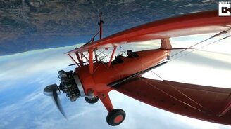 Прыжок с крыла самолёта в полёте - смотреть видео (1:00)