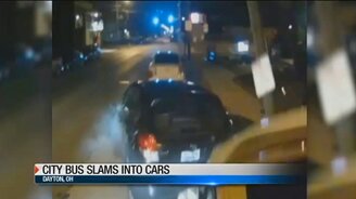 Сгрёб автомобили вдоль обочины - смотреть видео (0:23)