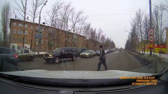 Пешеходу чрезвычайно повезло - смотреть видео (0:10)