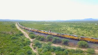 Заброшенные локомотивы в пустыне - смотреть видео (2:04)