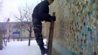 Упал вместе с лестницей - смотреть видео (0:20)