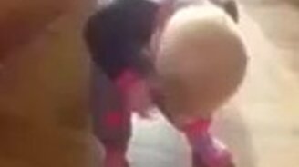 Малышка прячет заначку - смотреть видео (0:43)