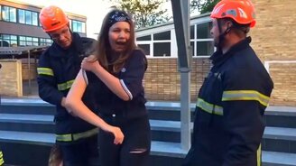 Как девушка застряла в баскетбольном кольце - смотреть видео (0:54)