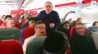 Импровизация хора в самолёте - смотреть видео (1:52)