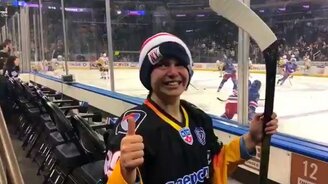 Подарил клюшку маленькому поклоннику - смотреть видео (0:36)