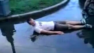 Парень купается в луже - смотреть видео (0:33)