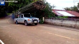 По-моему, кто-то везёт слишком много бамбука - смотреть видео (0:23)