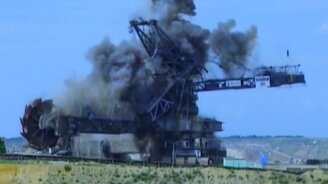 Взрыв роторного экскаватора - смотреть видео (2:27)