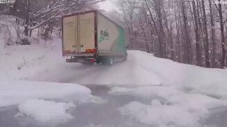 Лихач на скользкой горной дороге - смотреть видео (1:01)