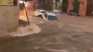 Наводнение на улицах бразильского города - смотреть видео (0:40)