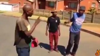 Трюки гибких и подвижных парней - смотреть видео (1:31)