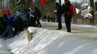 Фанаты помогли гонщикам - смотреть видео (1:09)