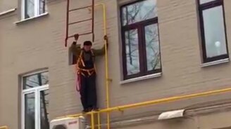 Хлипкая пожарная лестница - смотреть видео (1:07)