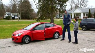 Великан упаковывается в легковушку - смотреть видео (1:00)