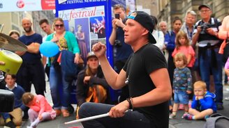 Уличный барабанщик-ловкач - смотреть видео (2:51)