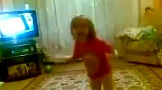 Малявка метелит родню - смотреть видео (1:15)