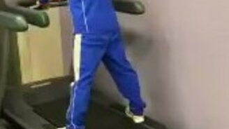 Не рассчитал сил на беговой дорожке - смотреть видео (0:08)