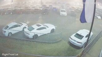 Град побил новые авто - смотреть видео (2:06)