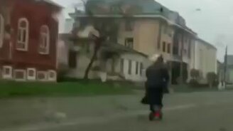 Батюшка на самокате - смотреть видео (0:37)