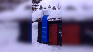 Как очистить крышу от сугроба - смотреть видео (1:20)