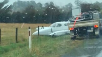 Самолёт сошёл с трассы? - смотреть видео (0:27)