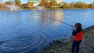 Мальчик поймал рыбу! - смотреть видео (1:40)