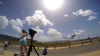 Самолёт пролетает над пляжем - смотреть видео (1:33)