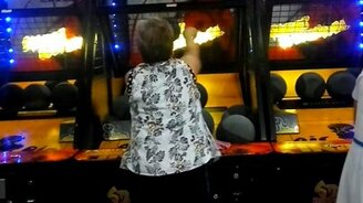 Бабушка-баскетболистка - смотреть видео (1:47)