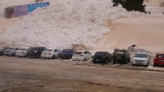 Лавина обрушилась на автостоянку - смотреть видео (1:53)