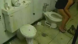 Туалетный прикол - смотреть видео (0:21)