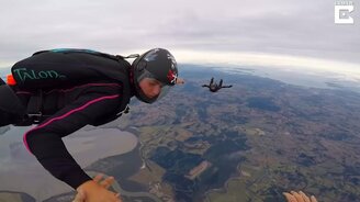 Парашютист приземлился на тюк сена - смотреть видео (1:17)