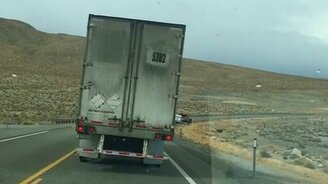 Ветер перевернул фуру - смотреть видео (0:38)