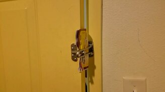 Вскрыл дверь, используя бумажку - смотреть видео (0:28)