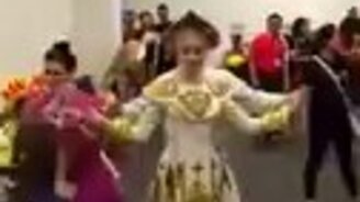 Ловкие вращения девушки - смотреть видео (0:21)