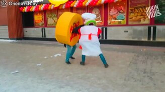 Приколы в масках и костюмах - смотреть видео (3:11)