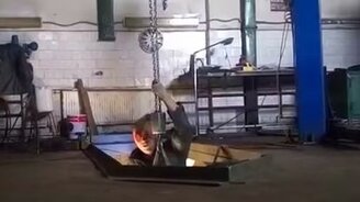 Пародия на Терминатора в гараже - смотреть видео (0:31)