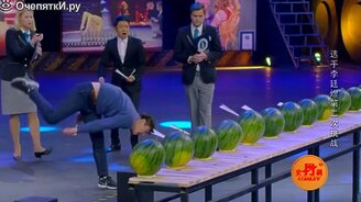 Проткнул бумажными самолётиками арбузы - смотреть видео (3:25)