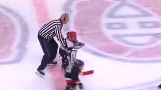 Рефери помогает маленькому вратарю - смотреть видео (0:42)