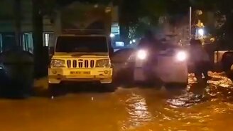 Фонтаном подняло авто в воздух - смотреть видео (0:16)