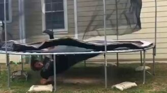 С крыши на батут - смотреть видео (0:34)