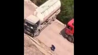 Разворот на грузовике у обрыва - смотреть видео (1:45)